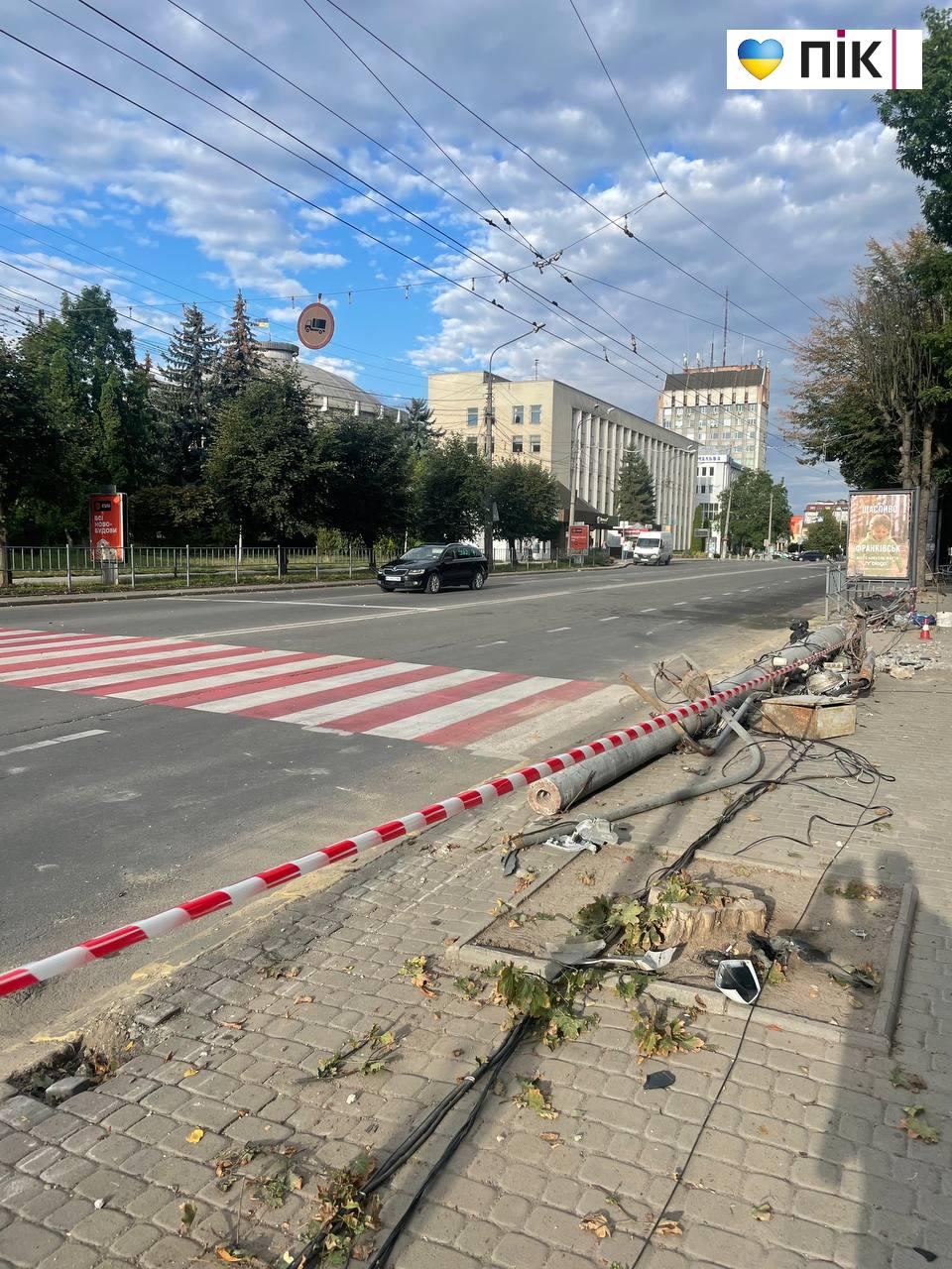 Нічна автотроща у Франківську: автомобіль зніс стовп (ВІДЕО) 7 IMG 20260905 083922 812