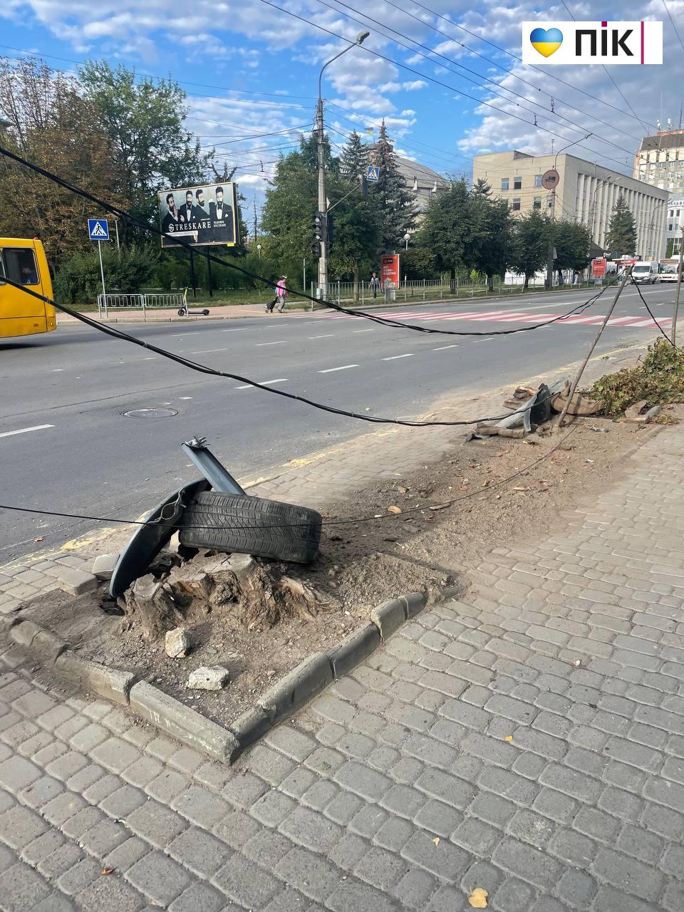 Нічна автотроща у Франківську: автомобіль зніс стовп (ВІДЕО) 1 IMG 20260905 084714 699