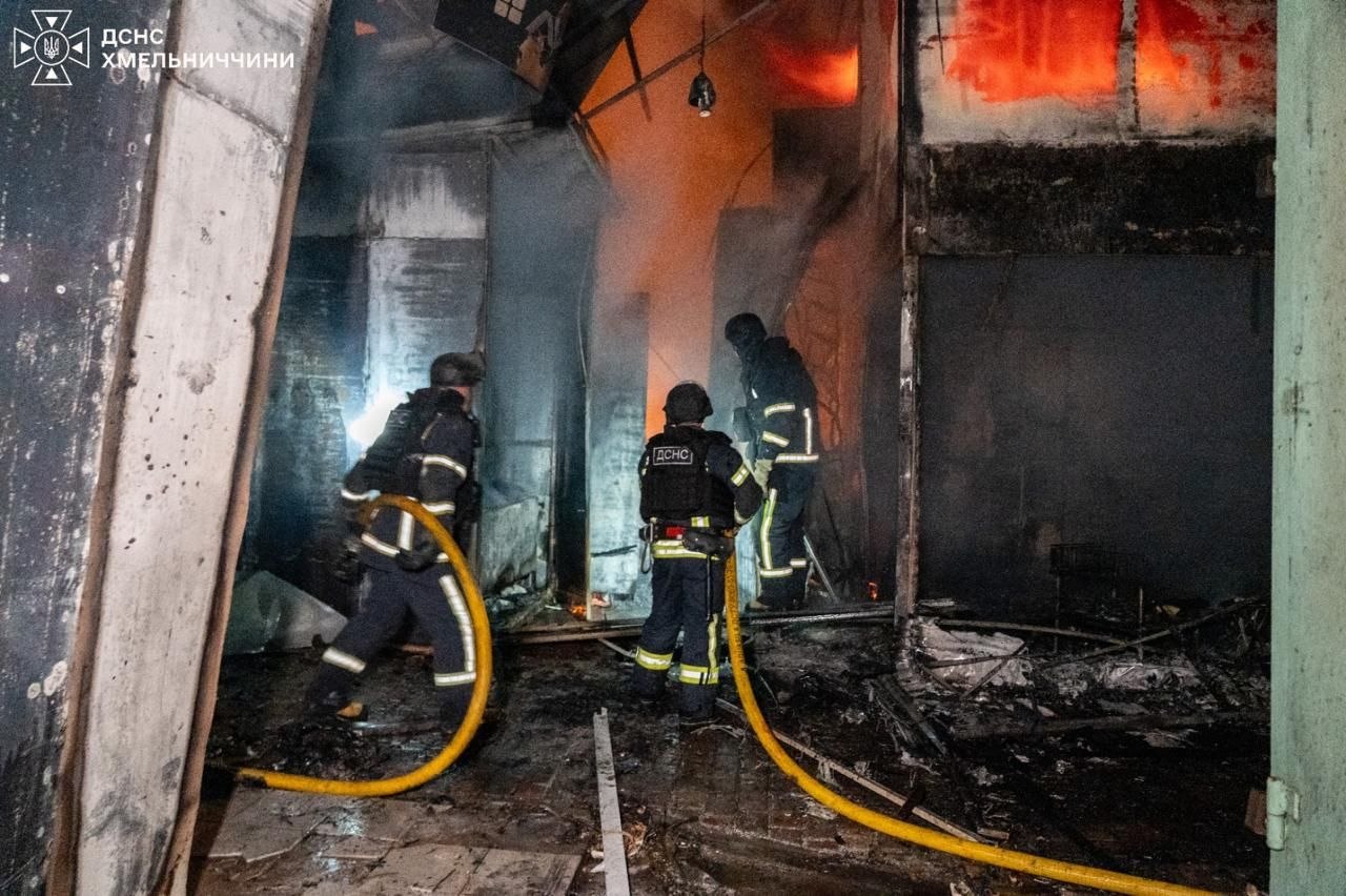 У Хмельницькому через російську атаку горів ринок: травмовані рятувальники (ФОТО) 2 IMG 20260910 065215 591
