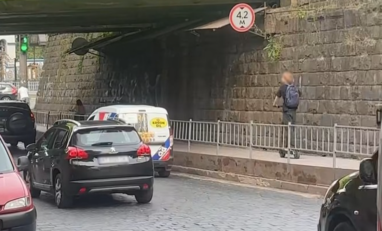 «Ми всім автобусом були в шоці»: очевидиця розповіла про наїзд самокатника на жінку у Франківську 2 Znimok ekrana 2026 09 10 185027