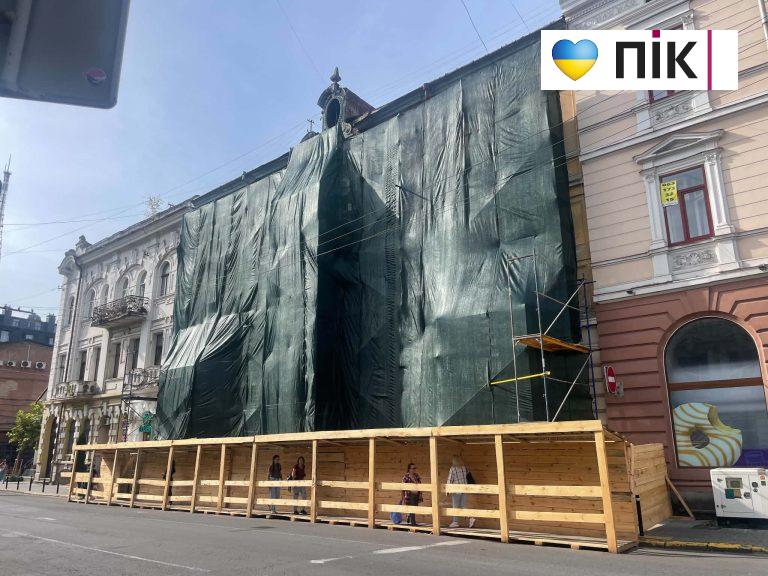 У центрі Франківська обгородили історичну будівлю: мешканці занепокоєні, що там відбувається (ФОТО) 11 aeb73e63 6a78 49a3 9a65 5c91bbd2ddf3