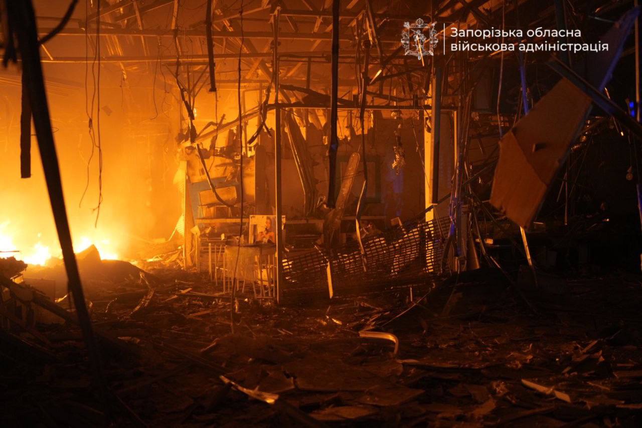 росія атакувала Запоріжжя дронами: загорівся торговельний центр (ФОТО, ВІДЕО) 2 photo 2026 09 07 01 37 37