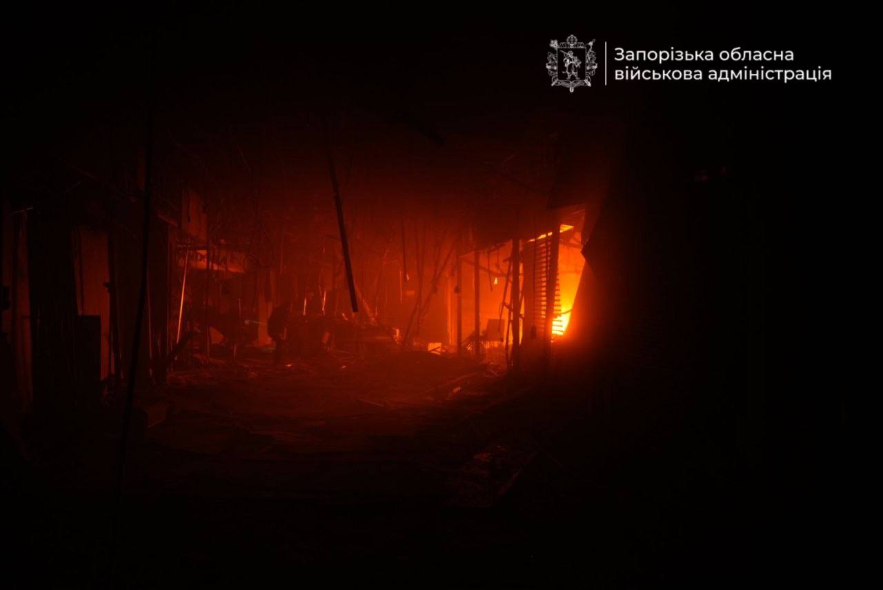 росія атакувала Запоріжжя дронами: загорівся торговельний центр (ФОТО, ВІДЕО) 3 photo 2026 09 07 01 37 38 2
