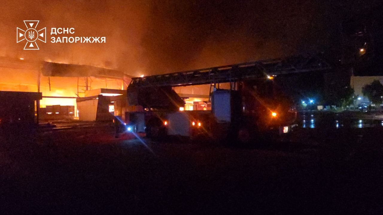 У Запоріжжі ворожий БпЛА зруйнував ТЦ: постраждала людина (ФОТО) 2 photo 2026 09 18 07 25 10