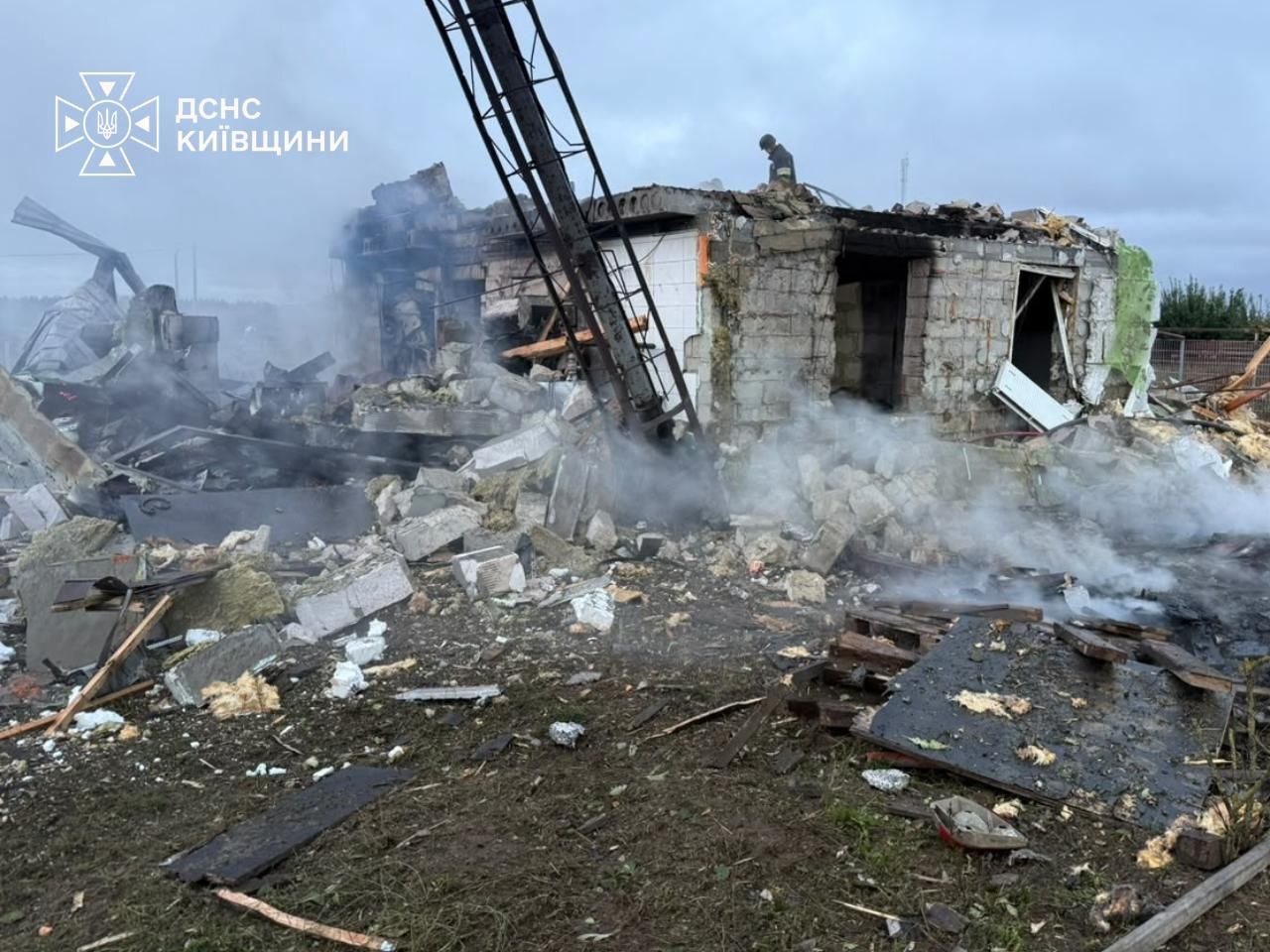 На Київщині внаслідок російської атаки постраждала родина - двоє дорослих та троє дітей (ФОТО) 2 photo 2026 09 18 08 04 02 2