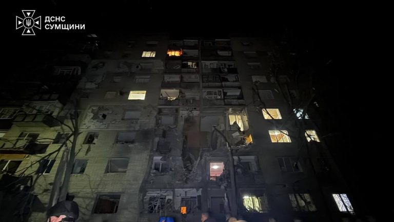 У Сумах росіяни завдади авіаційного удару по багатоповерхівці (ФОТО)