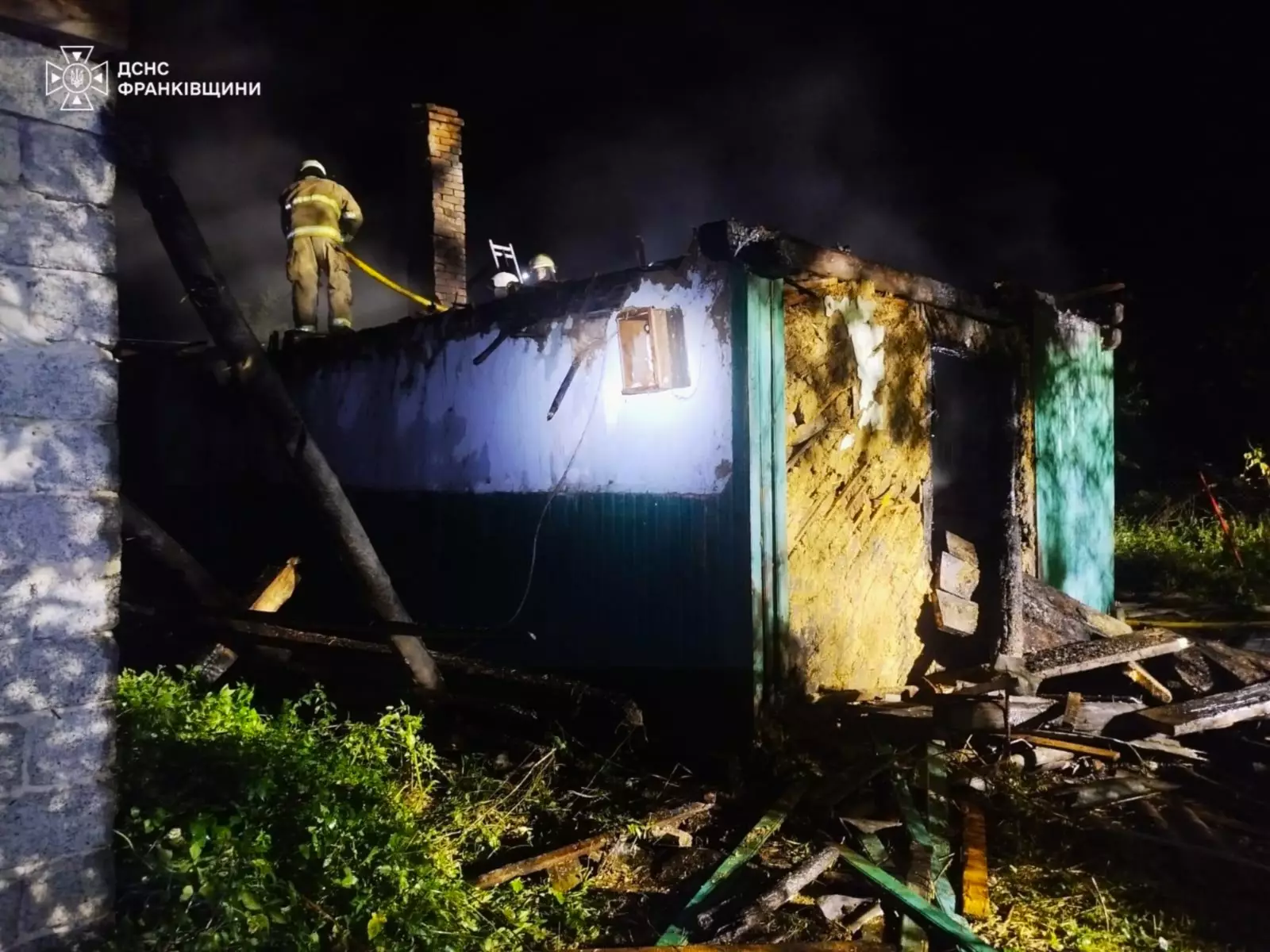 На Калущині горів приватний будинок: під час пожежі виявили тіло чоловіка (ФОТО) 2 whatsapp image 2026 09 23 at 084848.jpg