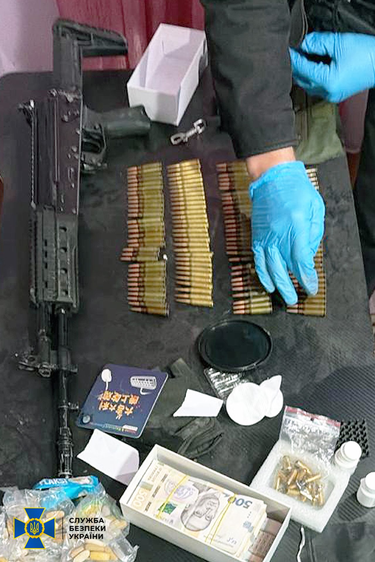 На Коломийщині троє молодих людей крали гроші з банківських рахунків (ФОТО) 7 10 1 scaled 1
