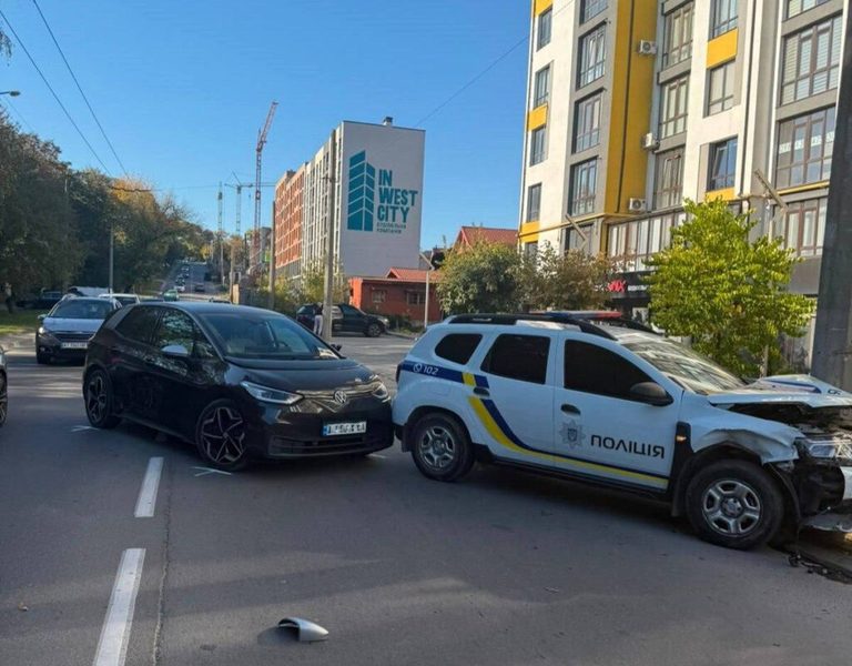 У Франківську Volkswagen зіткнувся з поліцейським авто: службова машина в’їхала в електроопору 10 422831bcb3e10f307d878675df83847a 1024x800 1