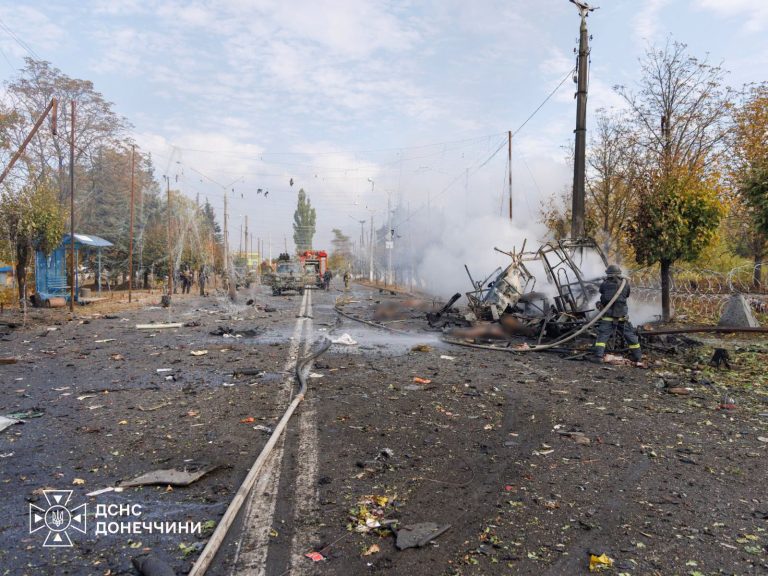 Зокрема, внаслідок атаки по рейсовому автобусу в Краматорську, в якому перебували люди, загинули 30 людей. Виникла пожежа у 2 автобусах та на відкритій території. Рятувальники надали допомогу постраждалим і ліквідували загоряння. 🔻Також у селищі Біленьке Краматорської громади внаслідок обстрілу загинули 3 людей. Одного із загиблих рятувальники вилучили з-під завалів приватного будинку