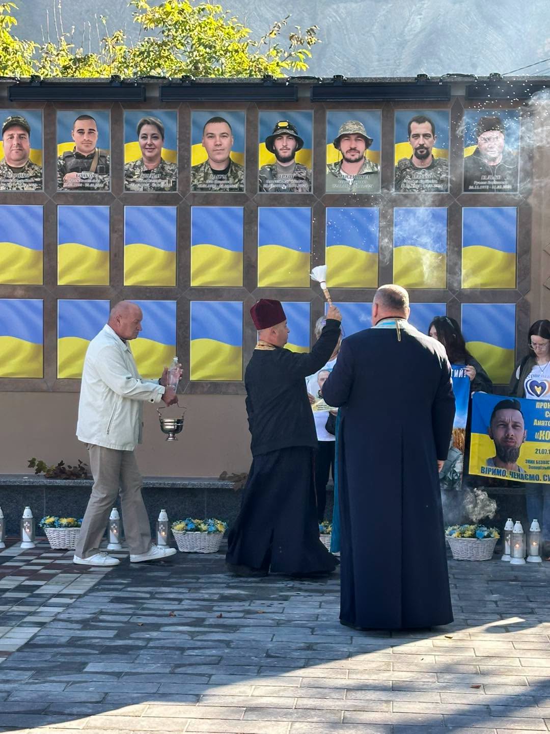 В Яремчі відкрили Меморіальний комплекс Героям-захисникам України (ФОТО) 2 828924766 2326984621379859 65213135813859899 n
