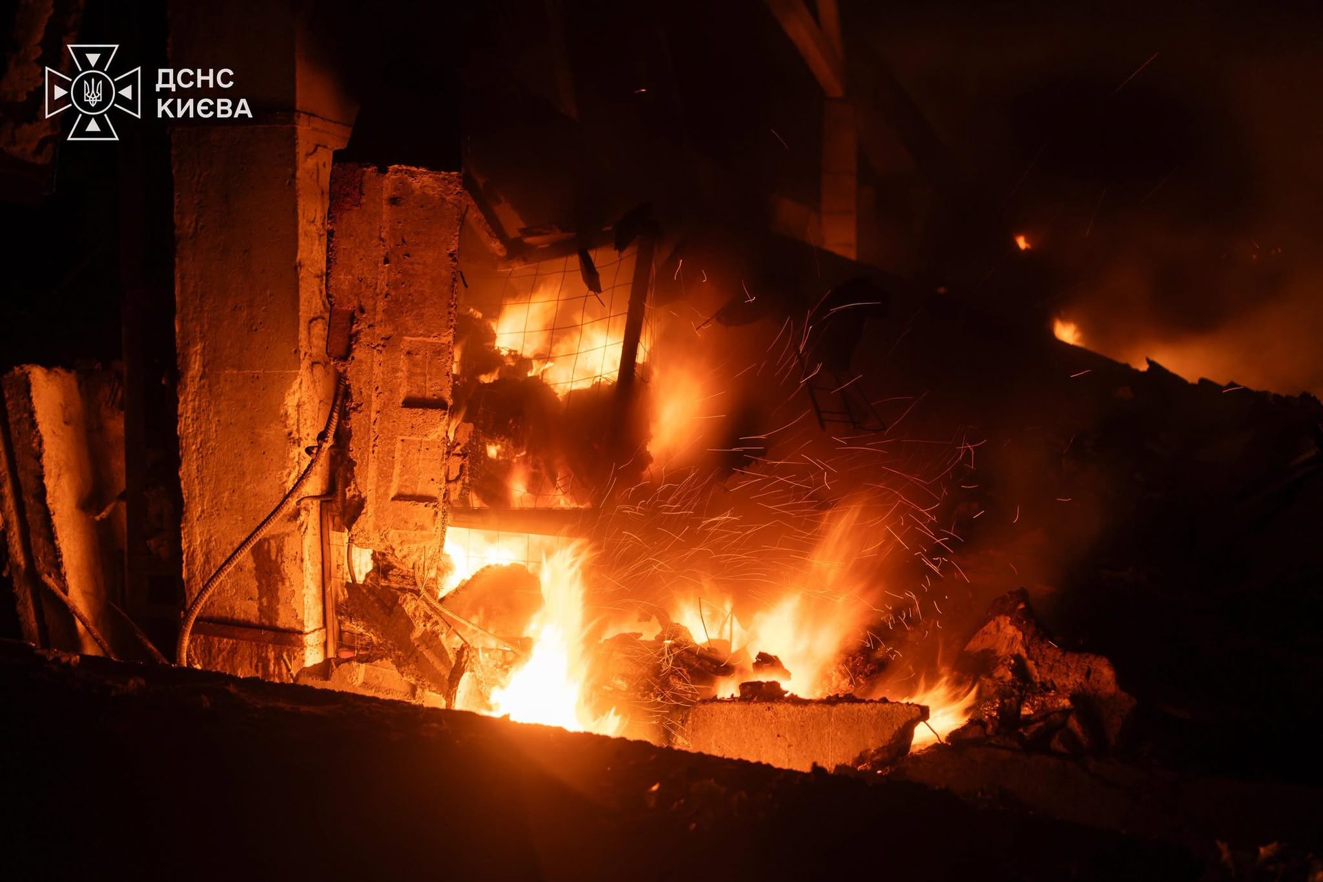 У Києві внаслідок російської атаки виникли пожежі та постраждав чоловік (ФОТО) 4 829324832 2279727132787254 5528125786853751351 n scaled 1