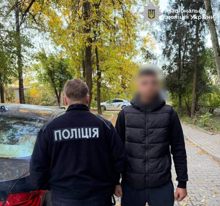 У Франківську чоловік напав на дівчину та вистрілив у перехожого (ФОТО) 2 У Франківську чоловік напав на дівчину та вистрілив у перехожого (ФОТО)