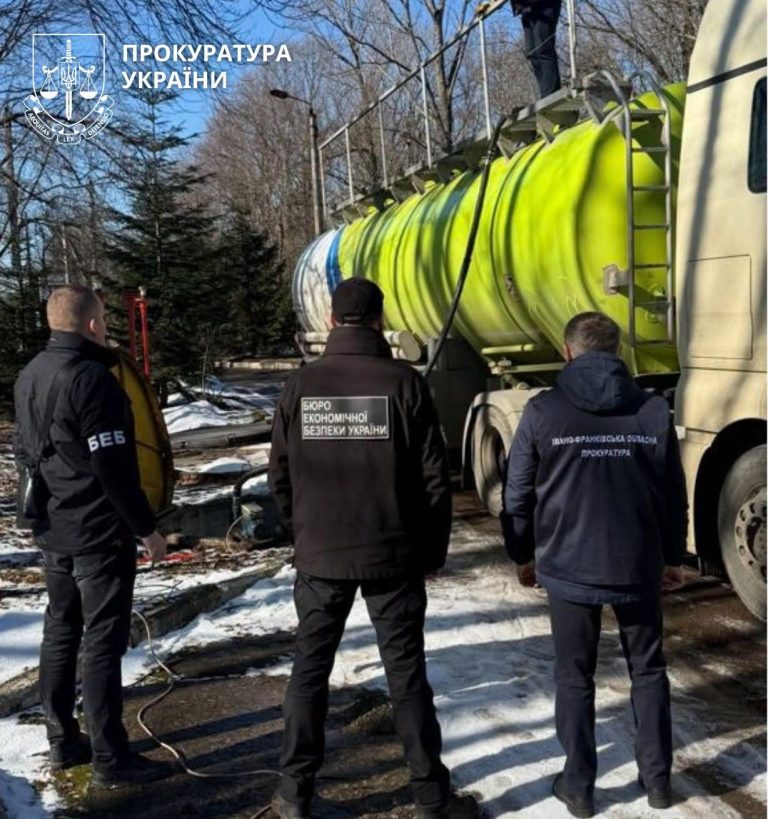 Житель Калуша організував нелегальну заправку в Долині (ФОТО) 5 Житель Калуша організував нелегальну заправку в Долині (ФОТО)