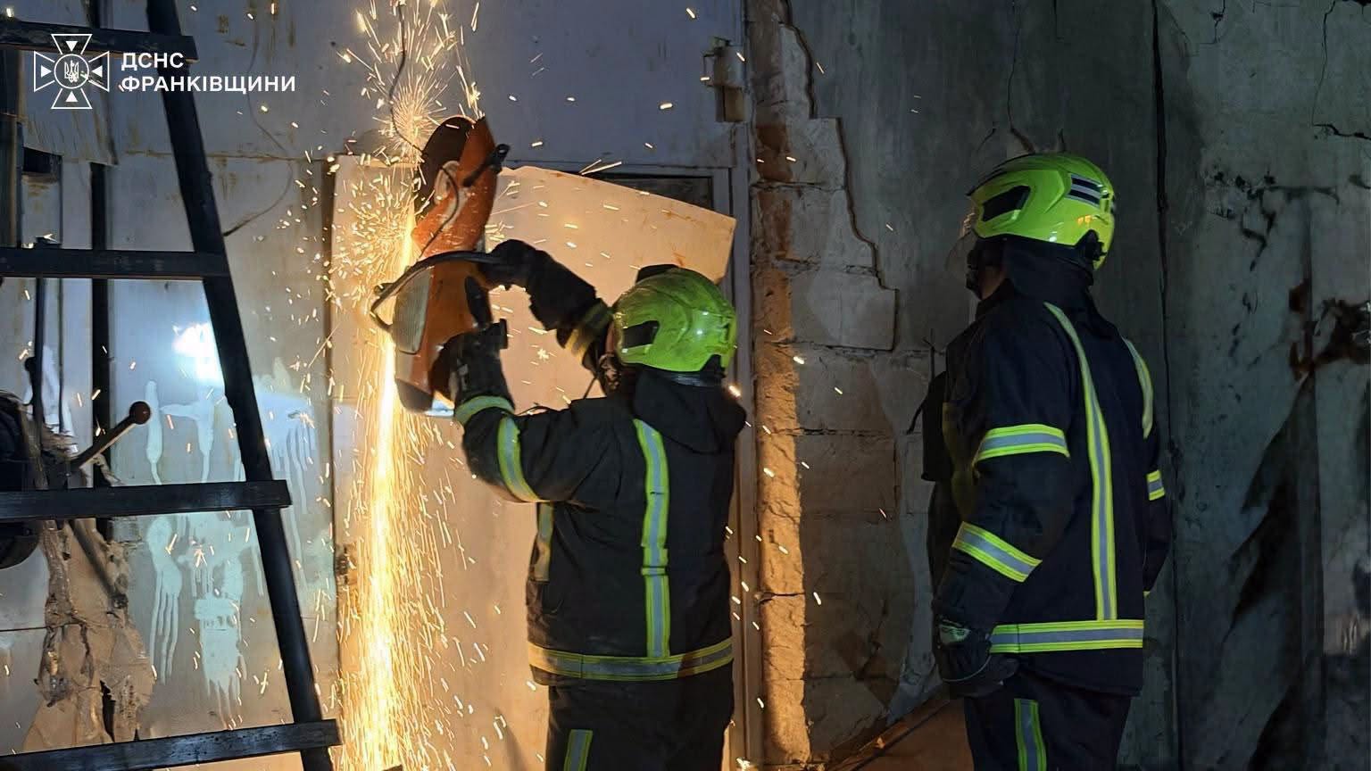 Ворожий удар по Івано-Франківську: рятувальники показали фото та відео наслідків 2 840206702 1081115804760818 2002989561227109050 n