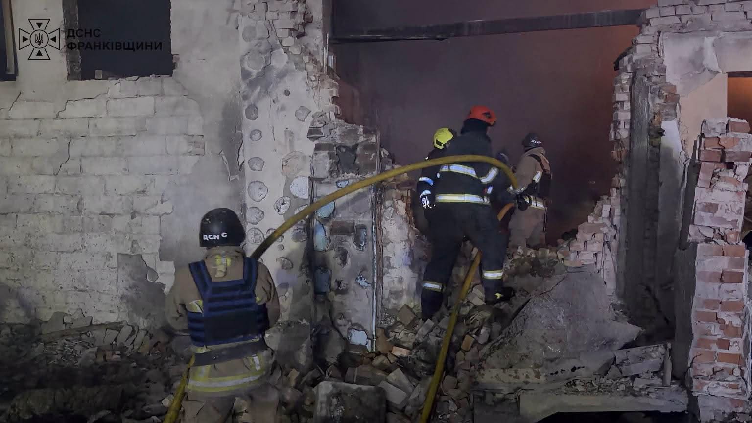 Ворожий удар по Івано-Франківську: рятувальники показали фото та відео наслідків 3 840404722 1596707038899043 1369929479301000461 n