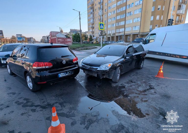 У Франківську сталася ДТП за участі трьох автомобілів (ФОТО) 7 840419310 1769023574406547 2549802546251721557 n