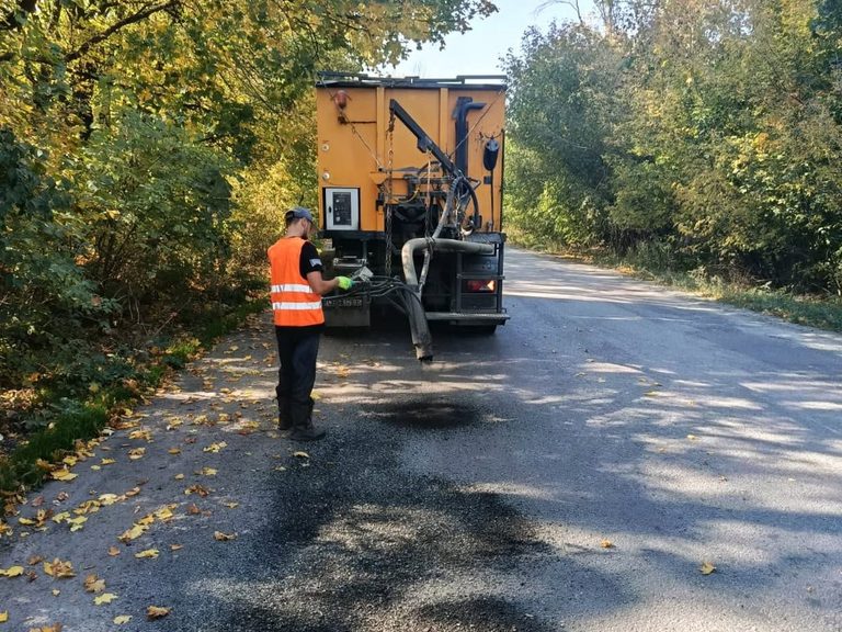 На Прикарпатті ліквідовують ямковість на п’яти дорогах державного значення 12 844302141 1402371798722773 106947838233418078 n