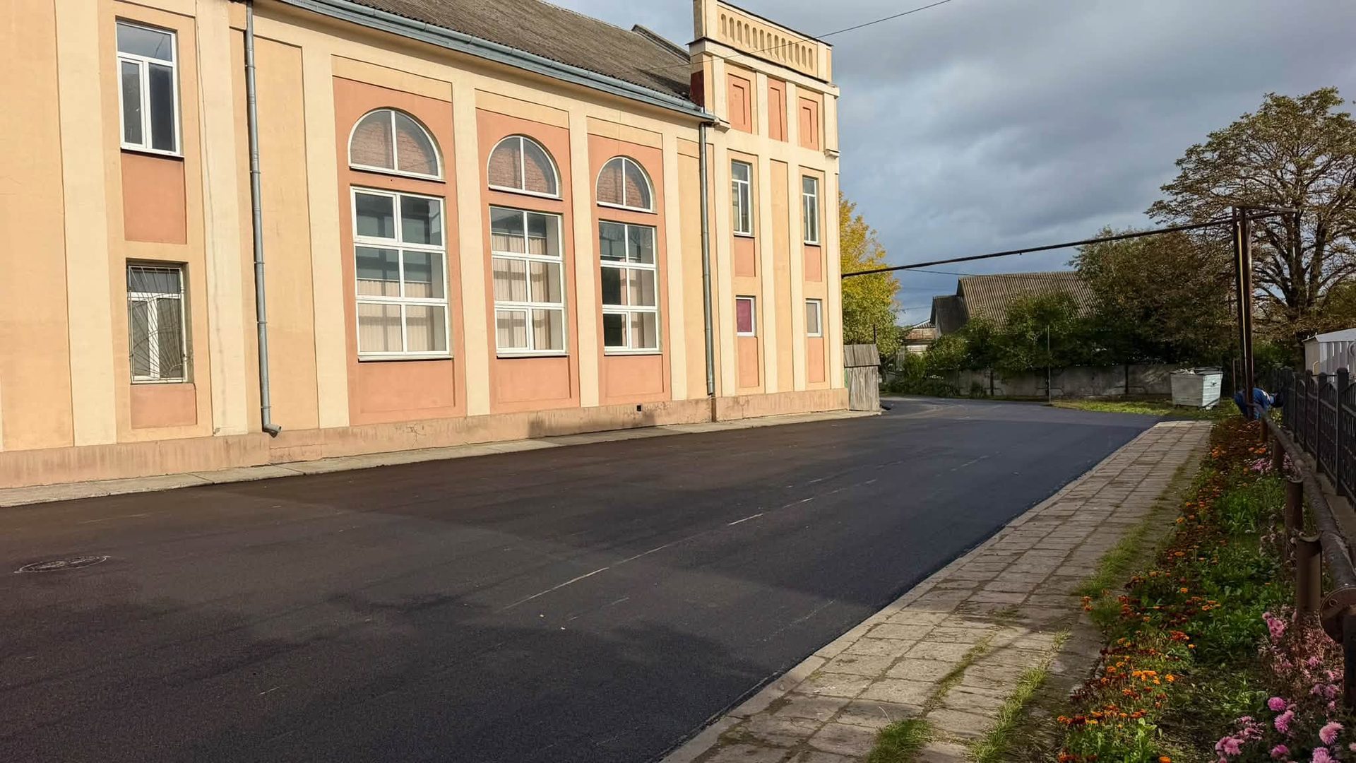 У Бурштині відремонтували дорогу на вулиці Лесі Українки (ФОТО) 4 851293466 1432241142428428 2166891137278875125 n scaled 1