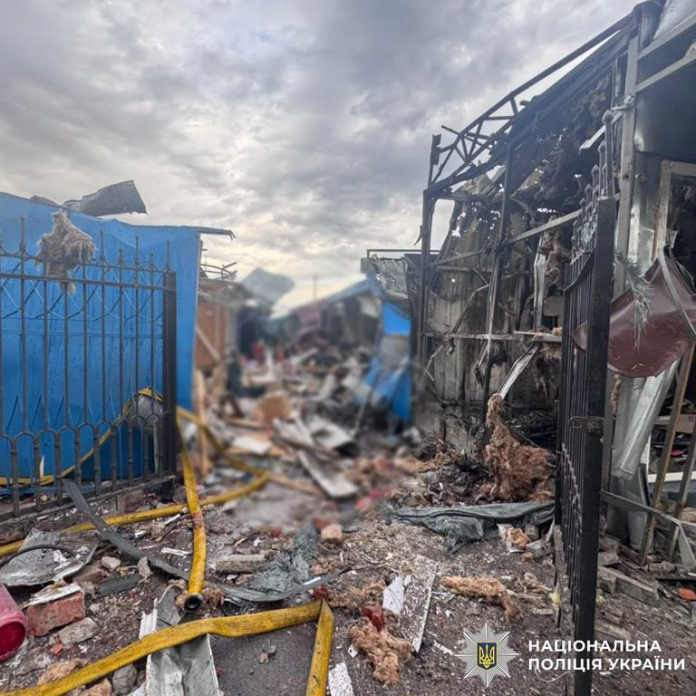 росіяни вдарили по центральному ринку міста Лозова: загинули дві жінки, відомо про 34 постраждалих 11 855970029 2106609984062792 5935033505063370214 n