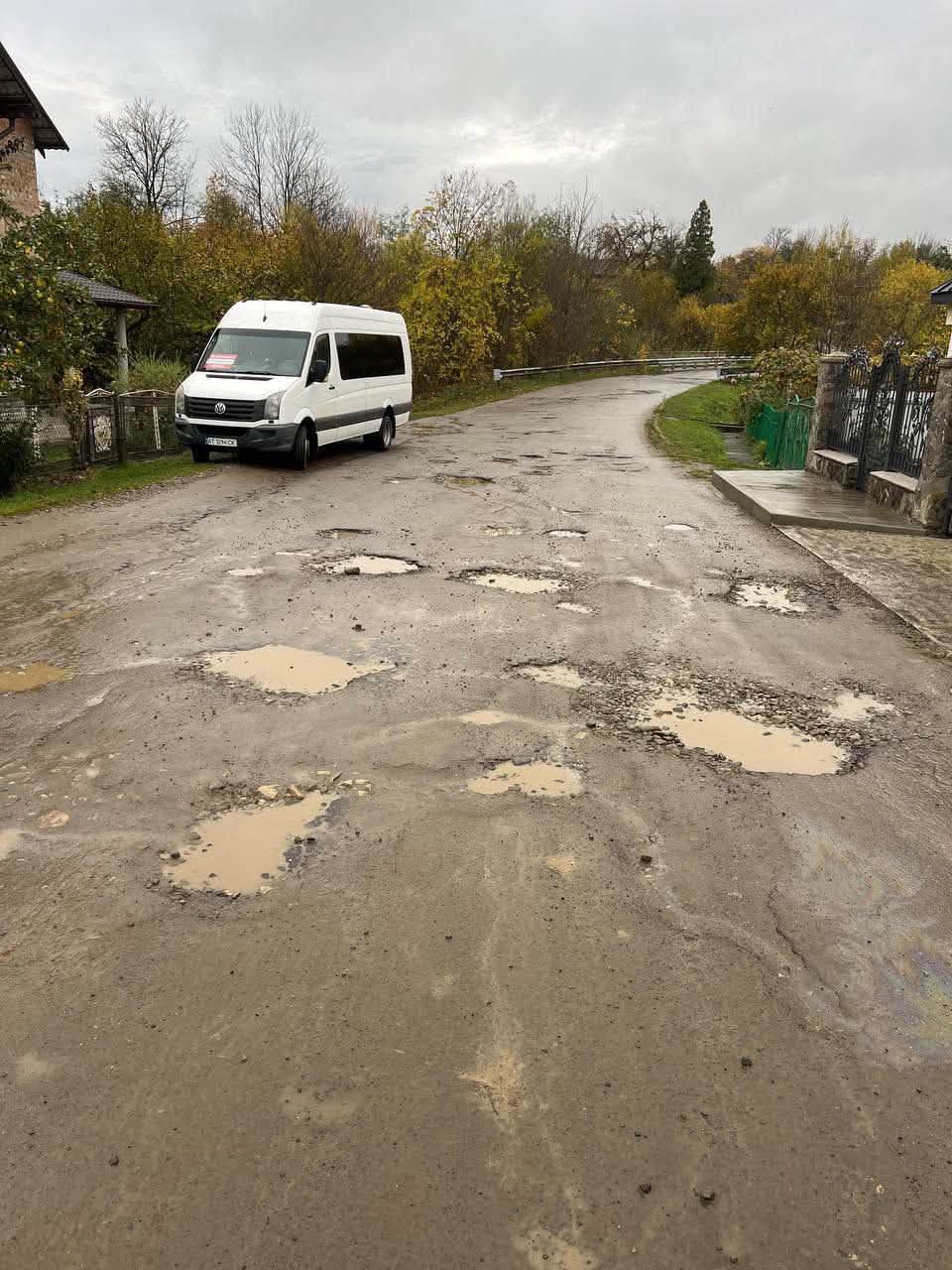 «11 сіл відремонтували, а нас оминули»: на Прикарпатті люди перекрили дорогу (ФОТО, ВІДЕО) 10 857130304 1147444881128984 1772630321170281246 n