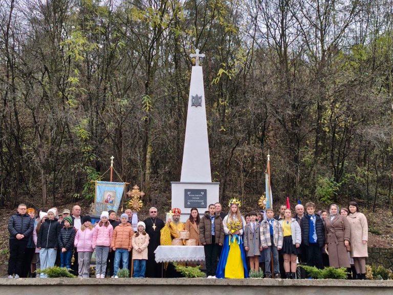 Місця пам’яті: у Городенківській громаді відкрили Алею Героїв та Алею віри й надії (ФОТО) 4 868593691 1138102665562462 5131111769196449715 n 1 768x576 1