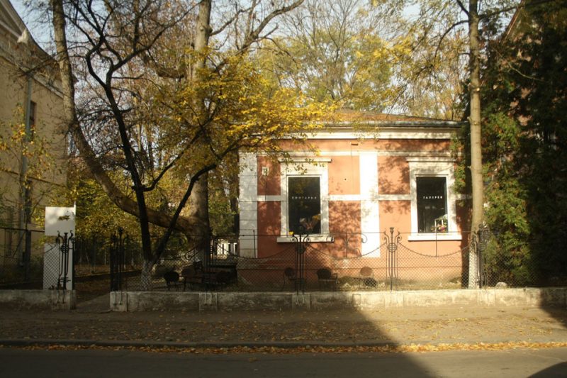 Власників пам'ятки на Шевченка, 12 у Франківську через суд зобов’язали укласти охоронний договір 2 budynok de roztashovana knyharnia halereya scaled 1