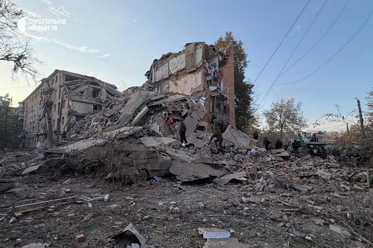 Ракета зруйнувала багатоповерхівку в Прилуках: є загиблі та поранені (ФОТО, ВІДЕО) 11 photo 2026 10 07 08 05 41