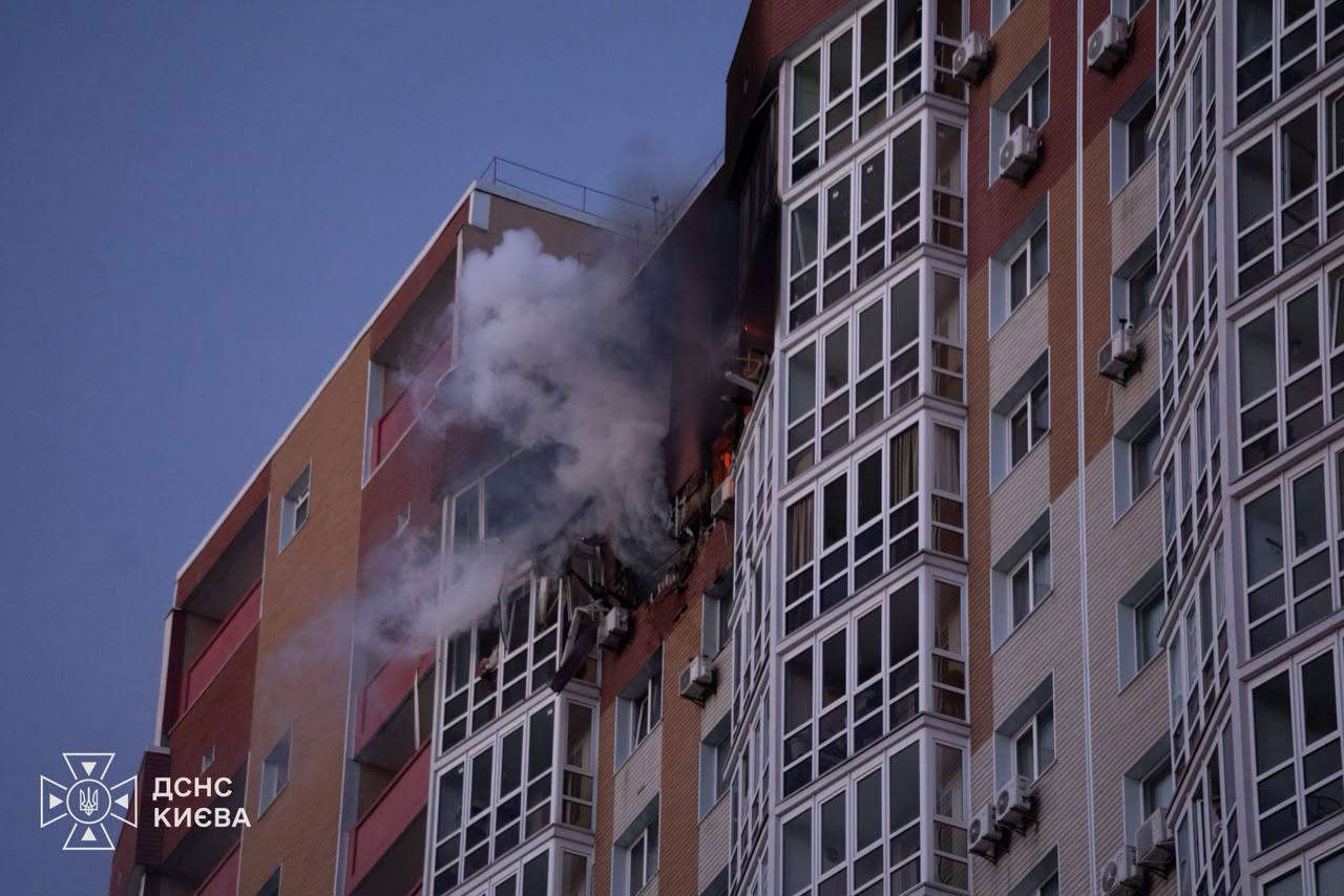 У Києві росіяни атакували 25-поверховий житловий будинок: є загиблий (ФОТО) 2 photo 5332655159227654348 y
