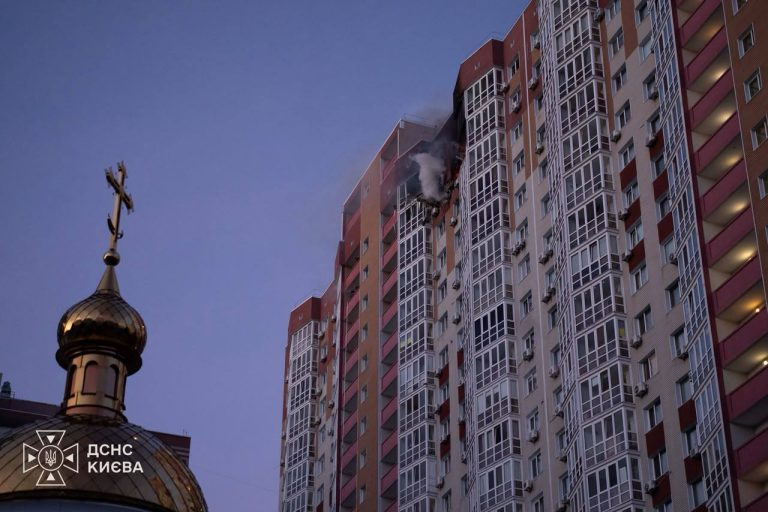 У Києві росіяни атакували 25-поверховий житловий будинок: є загиблий (ФОТО)